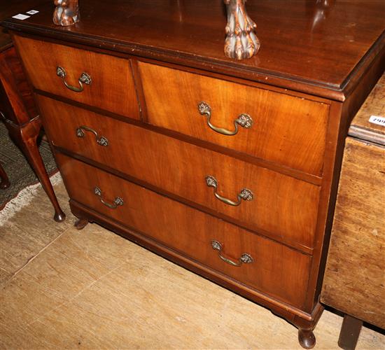 Walnut chest of drawers(-)